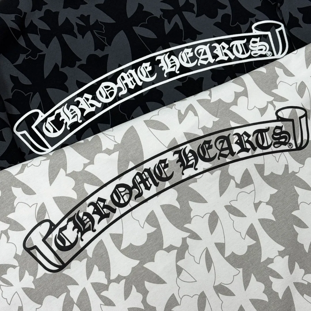 P180 Chrome Hearts 25 high-end versions. The fabric is made of 300 grams of high-density pure cotton. It does not deform or shrink. It has three labels. It is the same style for men and women. Technology: all-over printing + digital printing. Color: white, black. SIZE: S-XL.